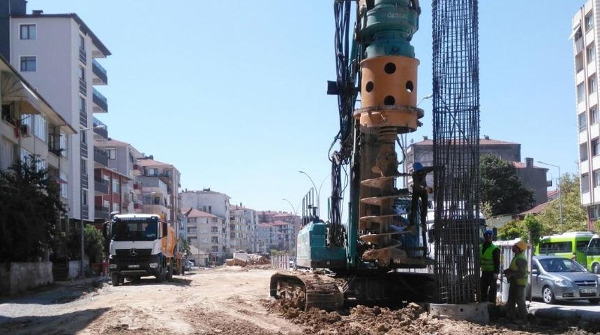 Karam&uuml;rsel k&ouml;pr&uuml;l&uuml; kavşağı yapımı hızla ilerliyor
