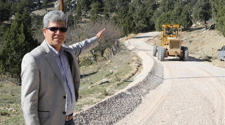 Erdemli&rsquo;de yol &ccedil;alışmaları s&uuml;r&uuml;yor