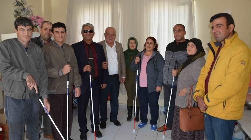 Başkan Kara&ccedil;elik, g&ouml;rme engellilere baston hediye etti