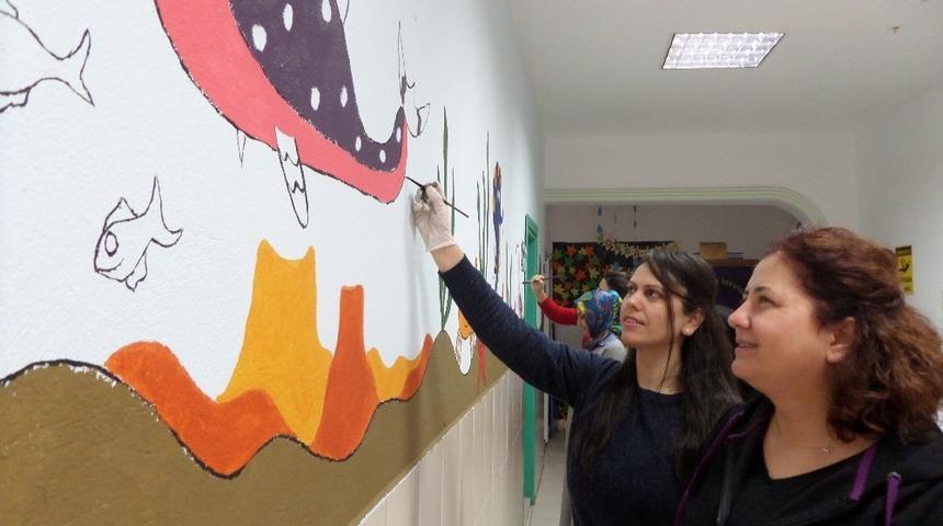 &Ouml;ğretmenler okul duvarlarına resim yaptı