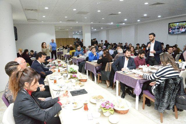 Öğrenci toplulukları ile buluşan rektör Prof. Dr. Ekrem Savaş’tan ’çok okuyun’ uyarısı