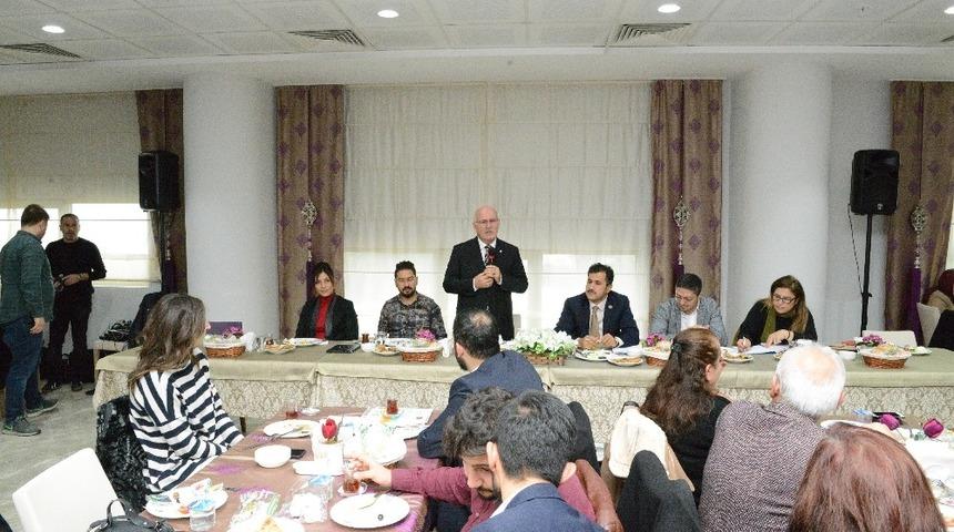 &Ouml;ğrenci toplulukları ile buluşan rekt&ouml;r Prof. Dr. Ekrem Savaş&rsquo;tan &rsquo;&ccedil;ok okuyun&rsquo; uyarısı