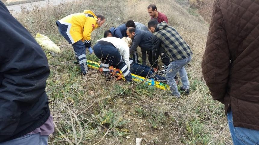 Hafif ticari ara&ccedil; şarampole yuvarlandı: 1 yaralı