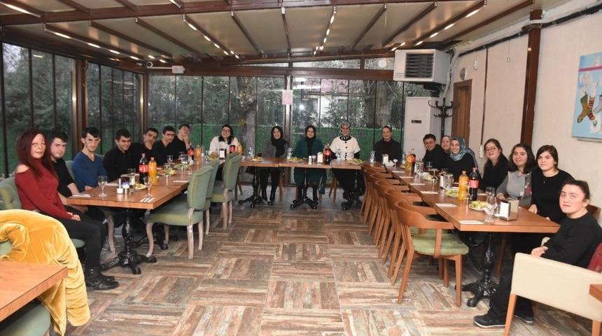 Özel çocuklarla pasta kestiler