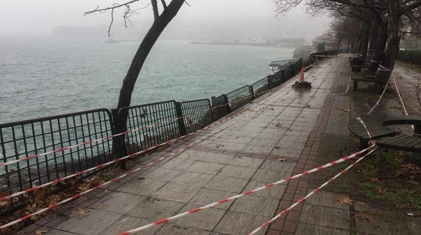 Sahil bandındaki korkuluklar &ccedil;&ouml;kt&uuml;