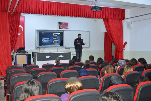 Niksar’da ’Gençlik ve Güvenli Gelecek’ semineri verildi