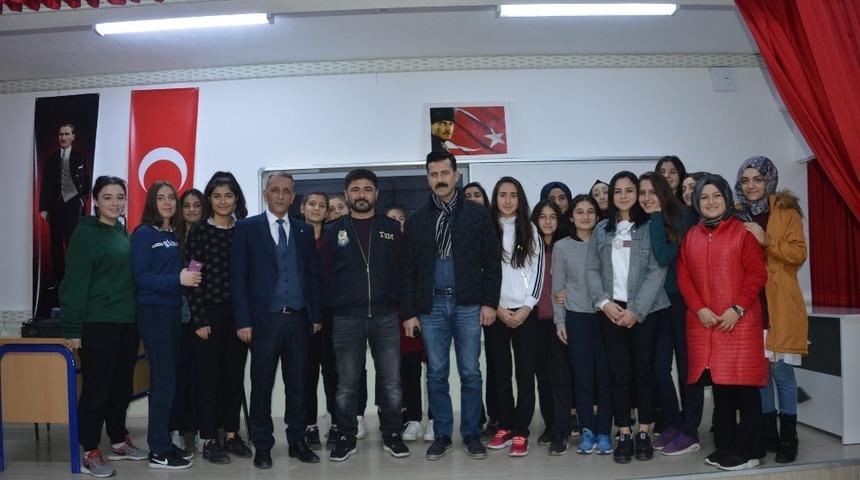 Niksar&rsquo;da &rsquo;Gen&ccedil;lik ve G&uuml;venli Gelecek&rsquo; semineri verildi