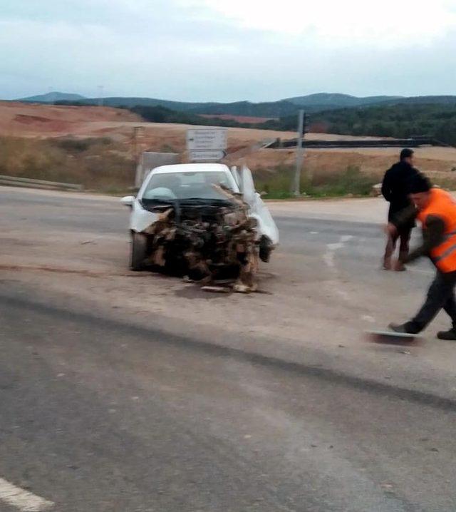 Servis otobüsü, otomobile çarpıp devrildi: 37 yaralı (2)