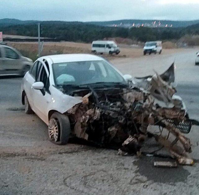 Servis otobüsü, otomobile çarpıp devrildi: 37 yaralı (2)