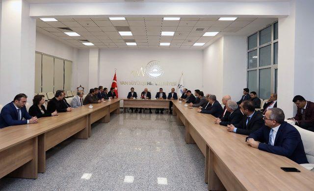 Vali Zorluoğlu, büyükşehir belediyesine veda etti