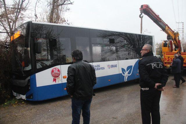 Elazığ’da otobüs kanala girdi:  1 yaralı