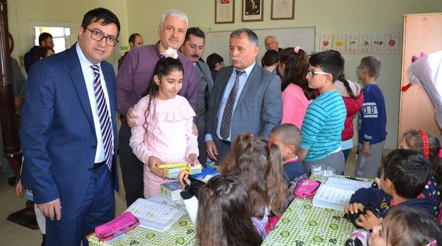 &Ouml;ğrencilerden "kardeş okula" hediye