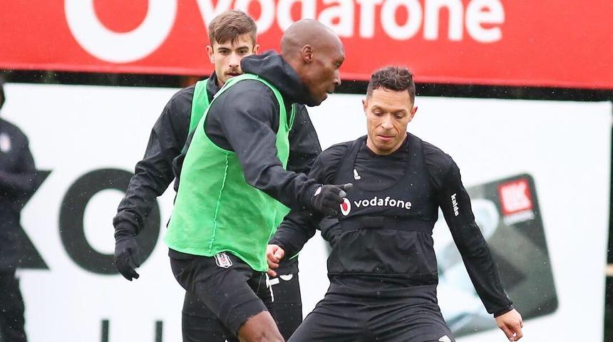 Beşiktaş'ta Adriano takımla çalıştı