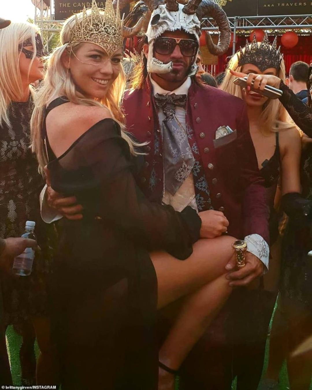 Fenomen playboyun &ccedil;ıplak kadın heykeli olay yarattı!  