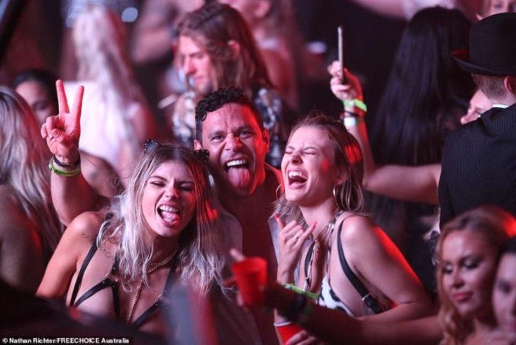 Fenomen playboyun çıplak kadın heykeli olay yarattı!   G1