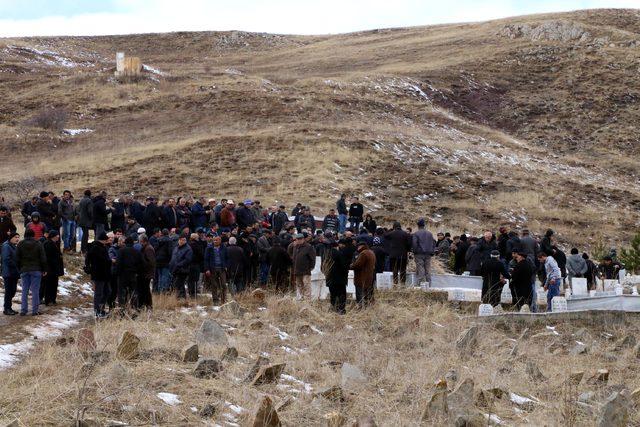 Kazada ölen muhtar toprağa verildi, yanındaki çocukları hala şokta