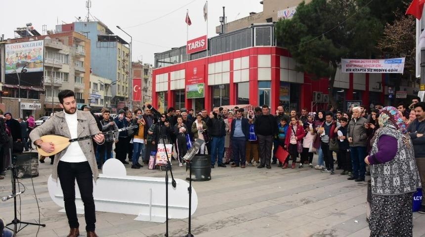 Alaşehirlilere sokakta müzik ziyafeti