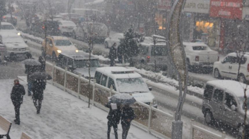 Hakkari’de lapa lapa kar yağışı