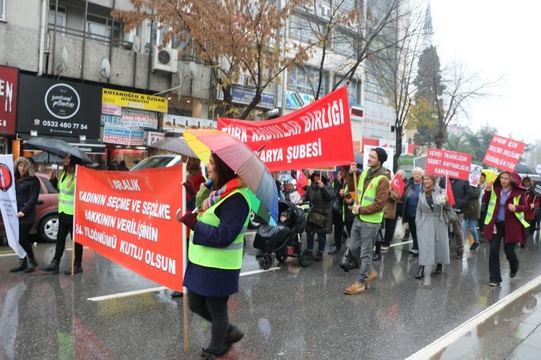 Sakaryalı kadınlar, se&ccedil;me ve se&ccedil;ilme hakkını kutlamak i&ccedil;in y&uuml;r&uuml;d&uuml;