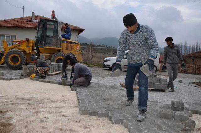 Seyitgazi’de kilit taşı döşeme çalışmaları