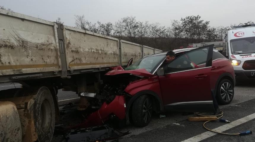 Otomobil tıra &ccedil;arptı; 3 yaralı