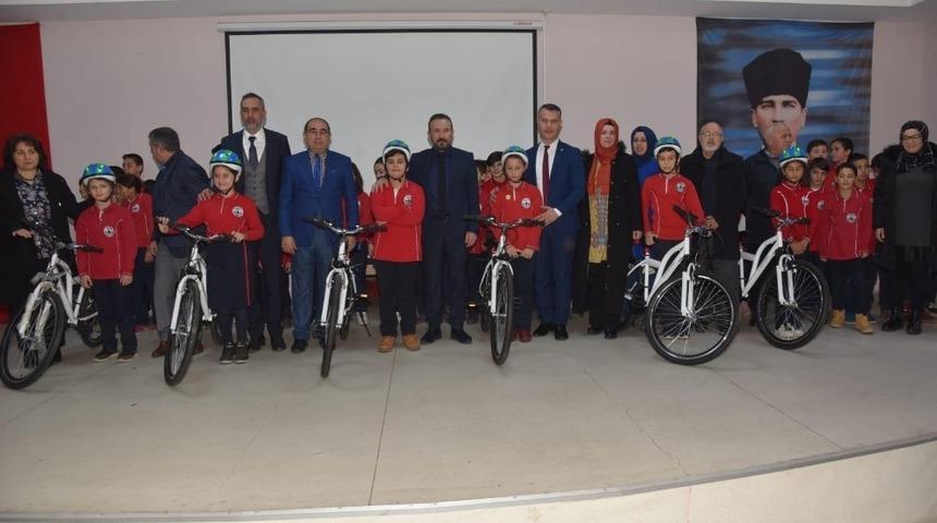 İzmit’te 168 öğrenci daha bisikletine kavuştu