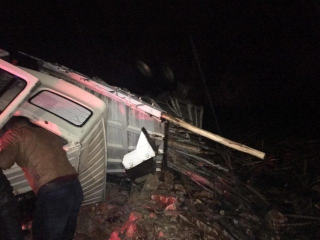 Odun yüklü kamyon yan yattı: 4 kişi yaralandı