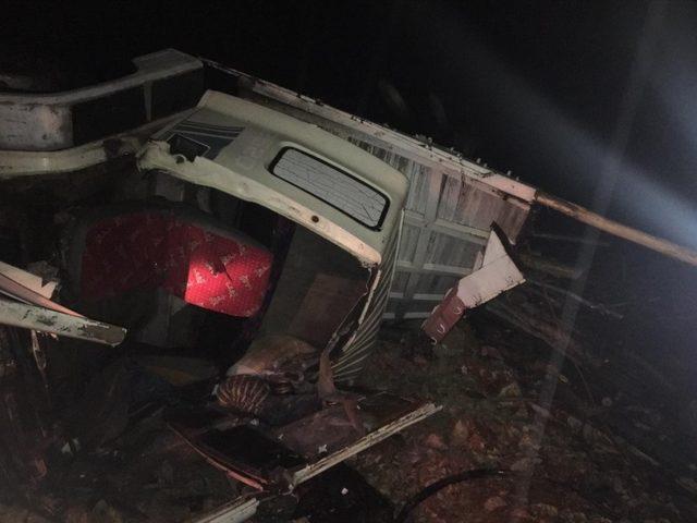 Odun yüklü kamyon yan yattı: 4 kişi yaralandı