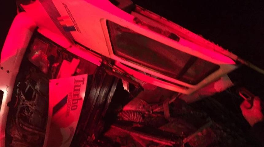 Odun yüklü kamyon yan yattı: 4 kişi yaralandı