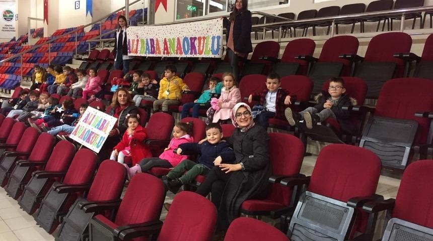 Anaokulu &ouml;ğrencileri bedensel engelliler voleybol ma&ccedil;ını izledi