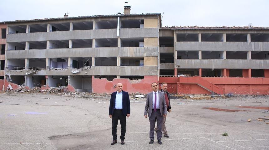 Aktekke Kent Meydanı projesi kapsamında iki okulun yıkımına başlandı