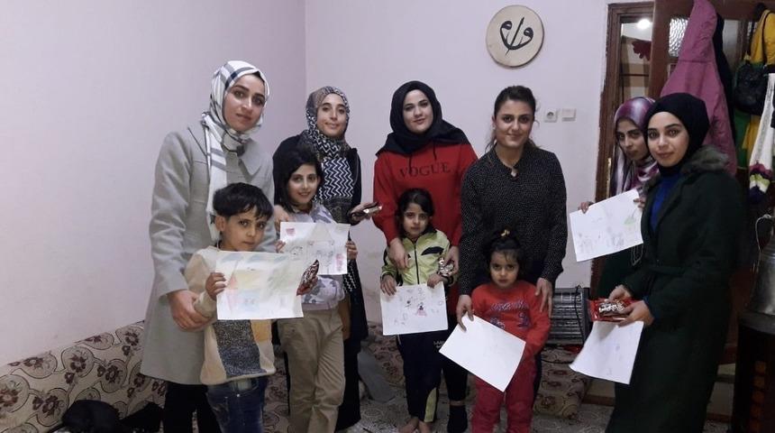 Suriyeli &ccedil;ocuklar &uuml;lkeleriyle ilgili d&uuml;ş&uuml;ncelerini resmetti