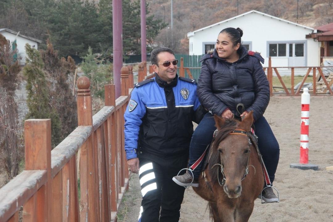 TDP Şube M&uuml;d&uuml;rl&uuml;ğ&uuml;nden Engellilere B&uuml;y&uuml;k Jest