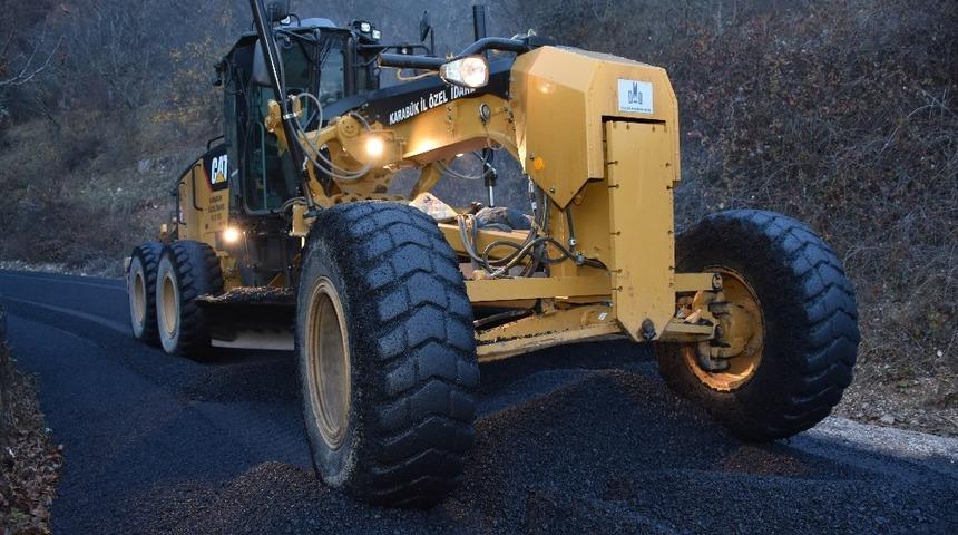 K&ouml;y yollarında sıcak asfalt &ccedil;alışmaları devam ediyor