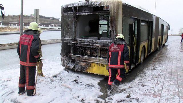Başakşehir'de seyir halindeki İETT otobüsünde yangın