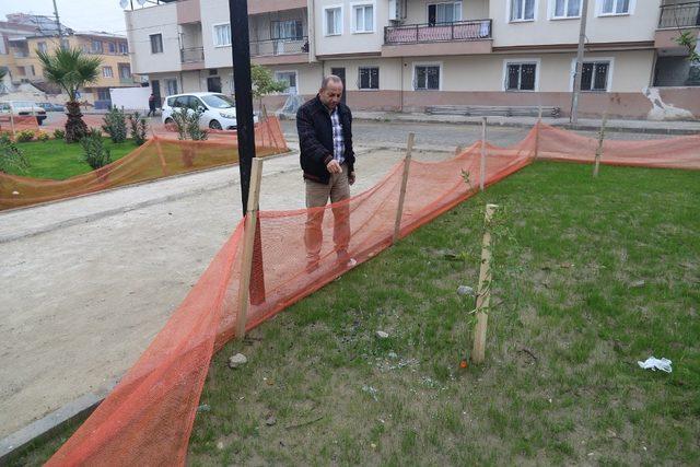 Şehidin adının verildiği parkı tahrip ettiler