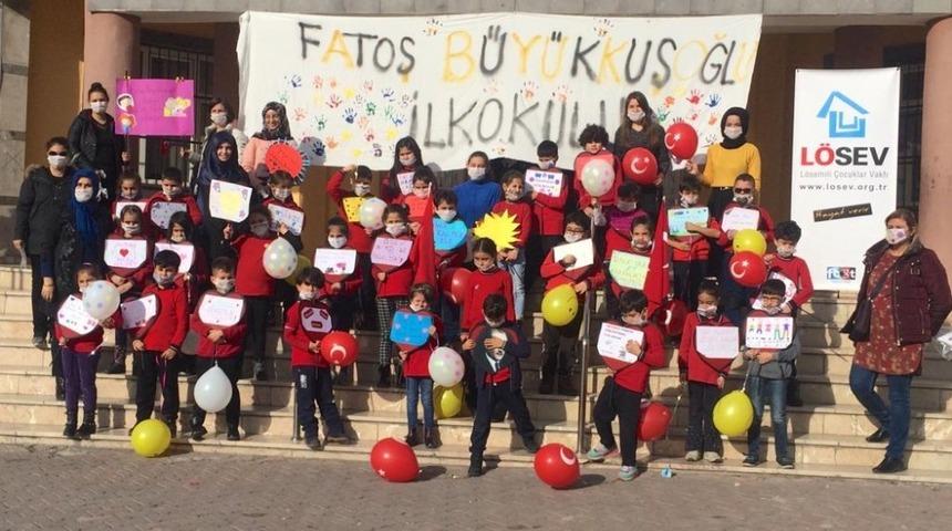 Minik &ouml;ğrenciler maske taktı, l&ouml;semili &ccedil;ocuklara moral verdi