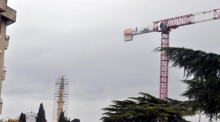 60 metre y&uuml;kseklikteki vin&ccedil; &uuml;zerinde namaz kıldı