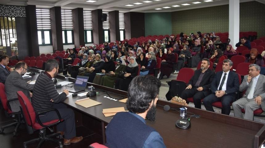 İlahiyat Fak&uuml;ltesi &ouml;ğrencileri hadis ezberlemede yarıştı