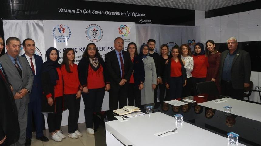 &ldquo;Gen&ccedil; Kalemler&rdquo; projesinin tanıtım toplantısı yapıldı