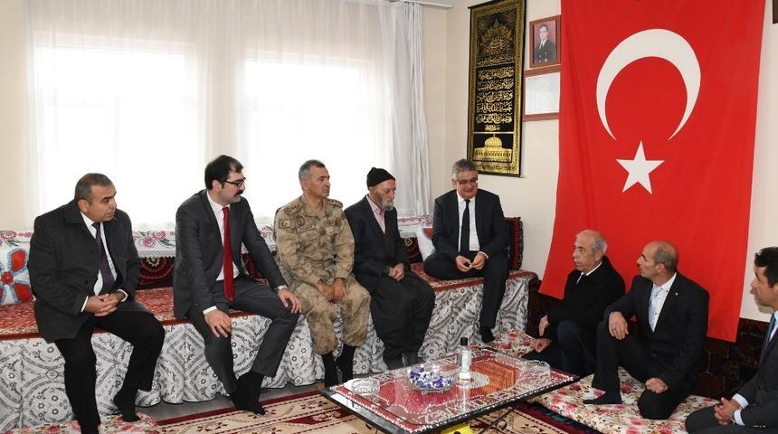 Vali Aykut Pekmez Şehit Uzman &Ccedil;avuş Şeyho Şişman&rsquo;ın ailesi ile bir araya geldi