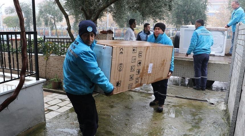 Manisa B&uuml;y&uuml;kşehir&rsquo;den evleri yanan ailelere destek