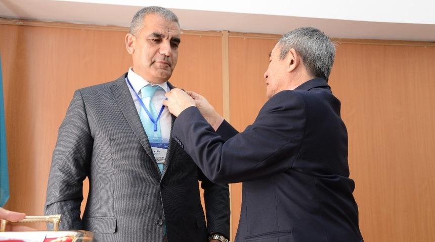 Do&ccedil;. Dr. Ko&ccedil;&rsquo;a Kazakistan Devlet Nişanı verildi