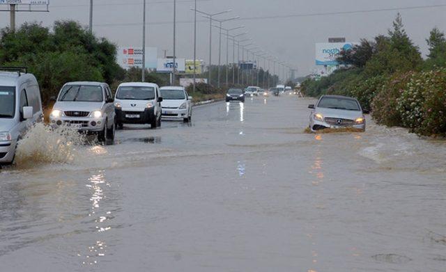 KKTC’DE ŞİDDETLİ YAĞIŞ SONRASI OTEL, EV VE İŞ YERLERİNİ SU BASTI; BAZI YOLLAR TRAFİĞE KAPANDI