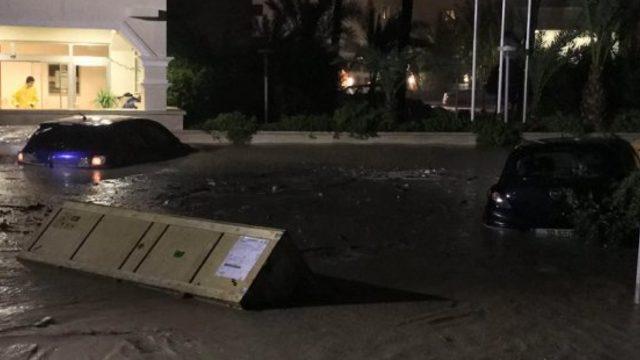 KKTC’DE ŞİDDETLİ YAĞIŞ SONRASI OTEL, EV VE İŞ YERLERİNİ SU BASTI; BAZI YOLLAR TRAFİĞE KAPANDI