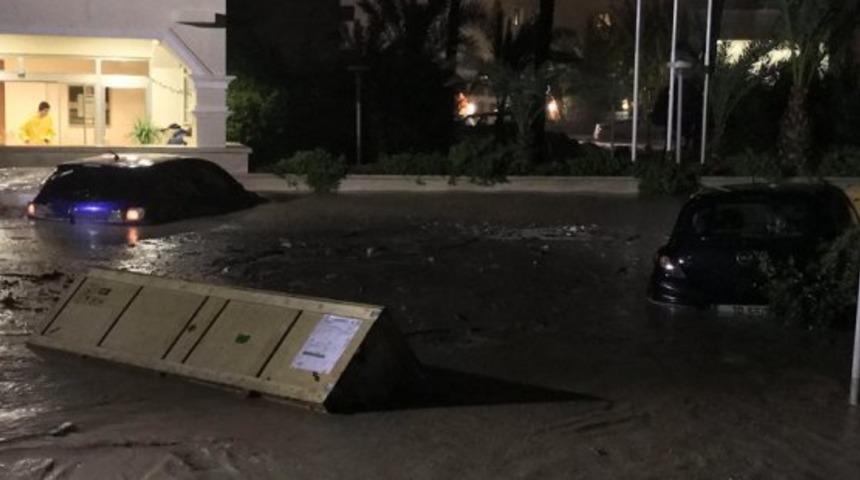 KKTC’DE ŞİDDETLİ YAĞIŞ SONRASI OTEL, EV VE İŞ YERLERİNİ SU BASTI; BAZI YOLLAR TRAFİĞE KAPANDI