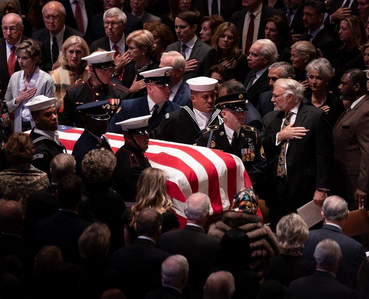 Baba Bush son yolculuğuna uğurlanıyor  G1