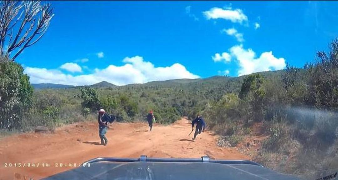  Tatilde dehşet anları! Bir anda palalarla karşılarına &ccedil;ıktılar