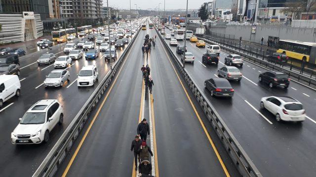 Metrobüs arızası uzun kuyruklara neden oldu (1)