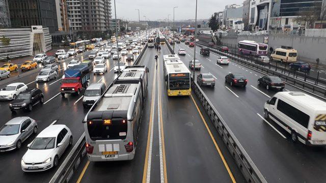 Metrobüs arızası uzun kuyruklara neden oldu (1)